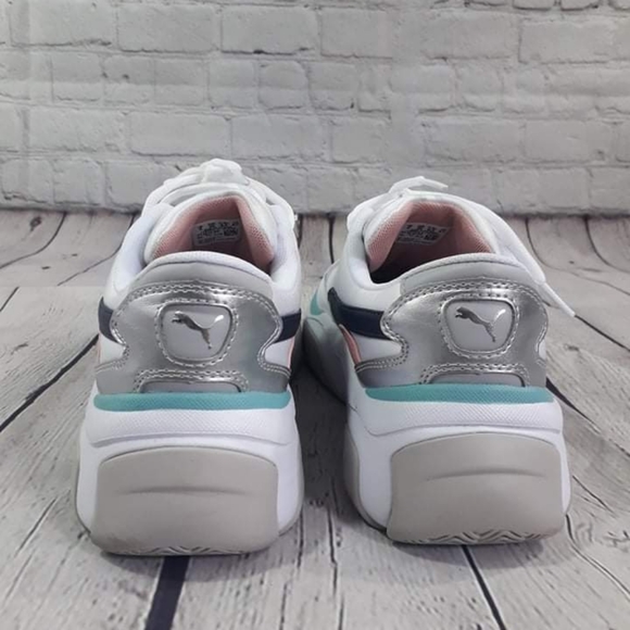 Barely worn women's Puma Sneaker - Picture 4 of 6